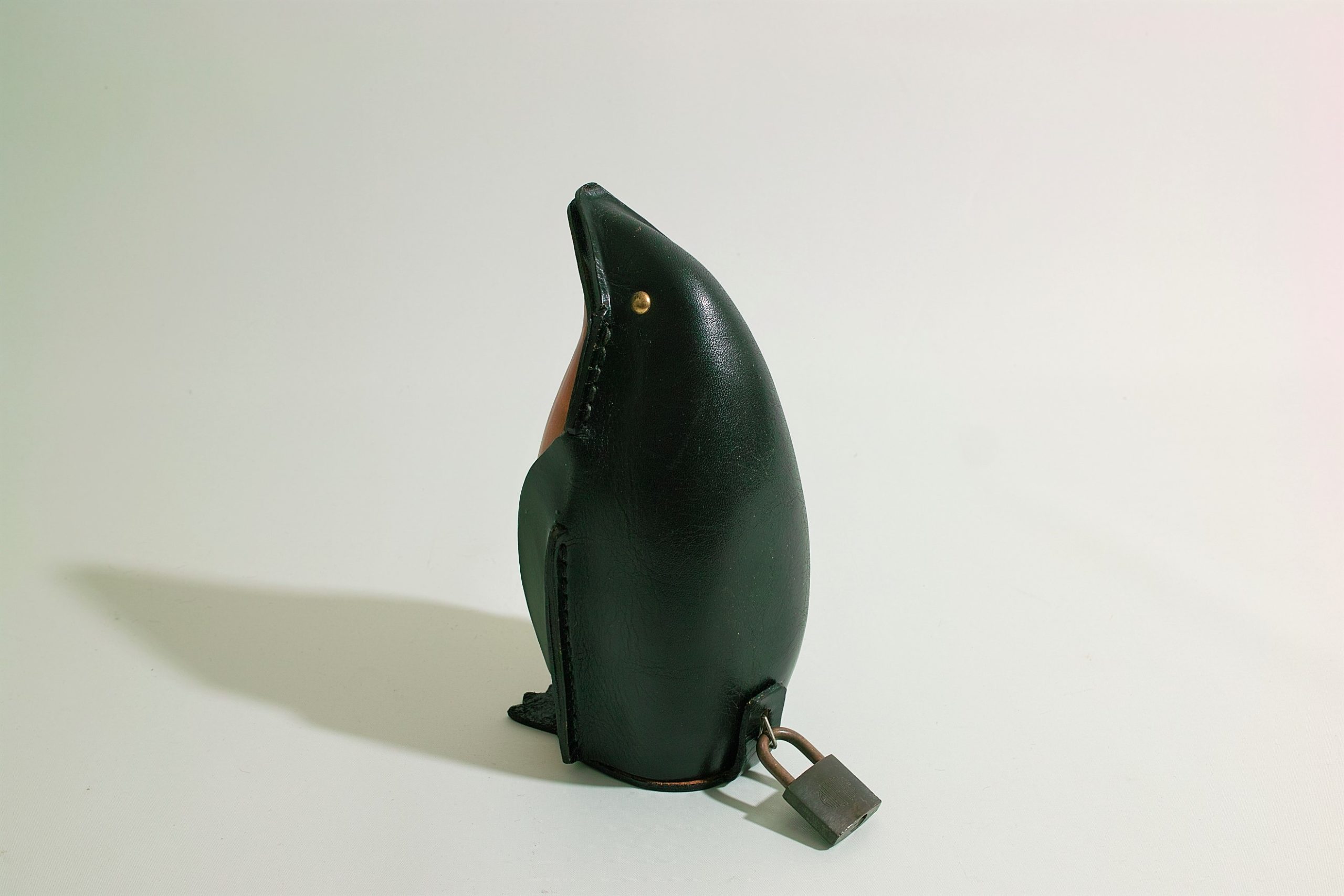 No.5914「ヌメ革の貯金箱〈ペンギン〉：鴻池製作所」SOLD | ボルト