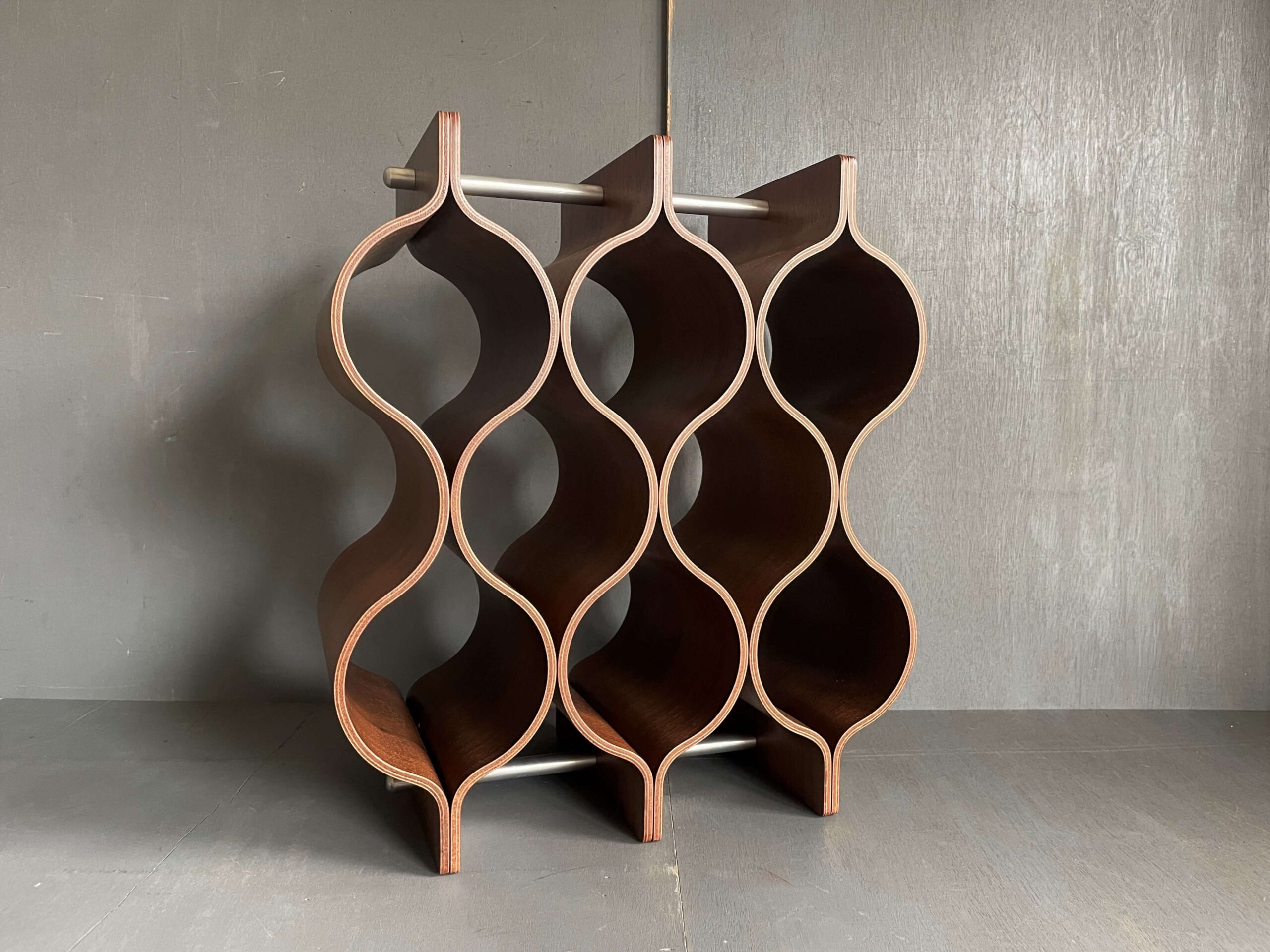 No.8928「ウォルナットプライウッドのワインラック：サイトーウッド