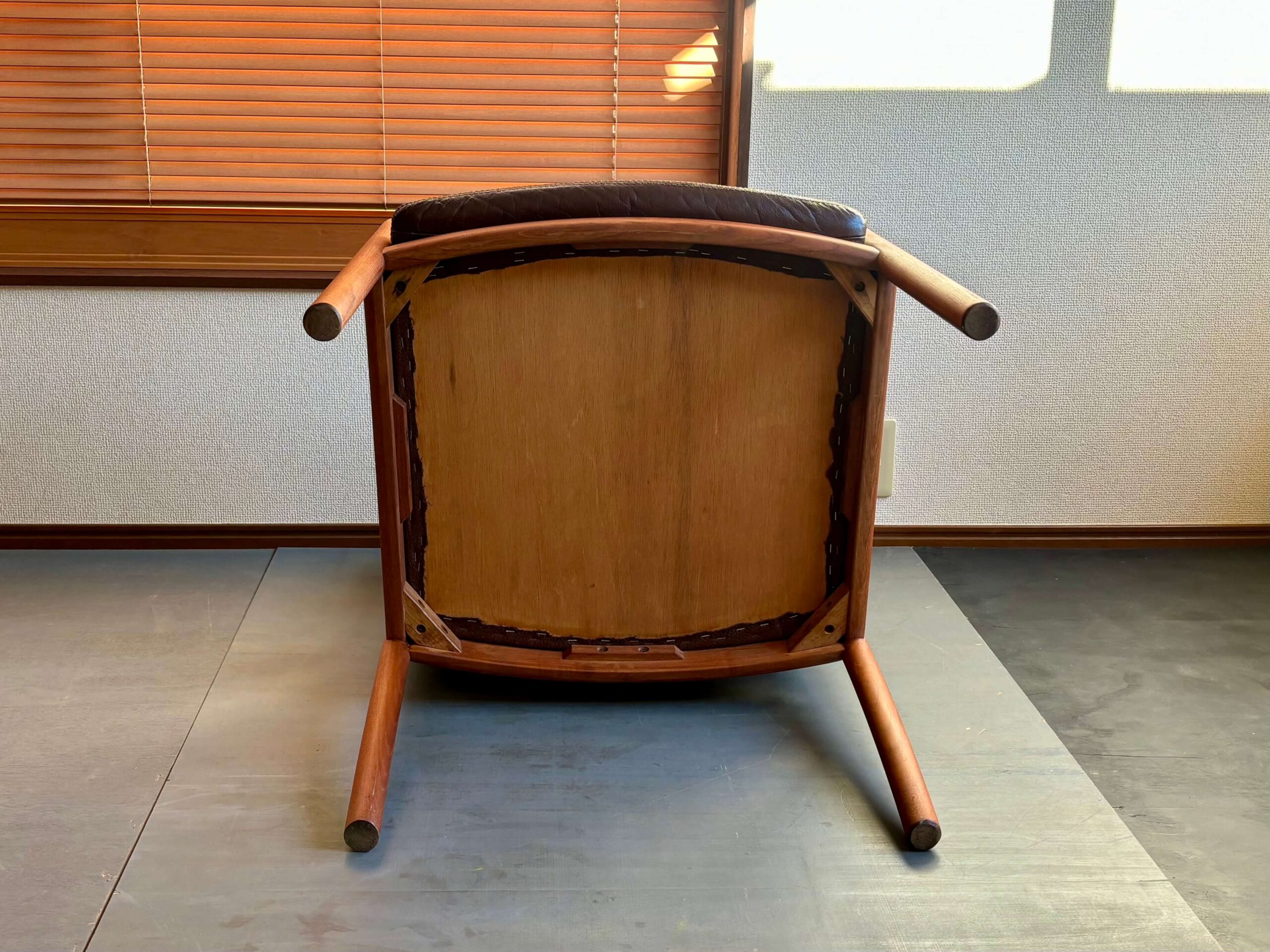 No.11089「日田工芸〈マキシム〉アームチェア：チーク×レザー」SOLD