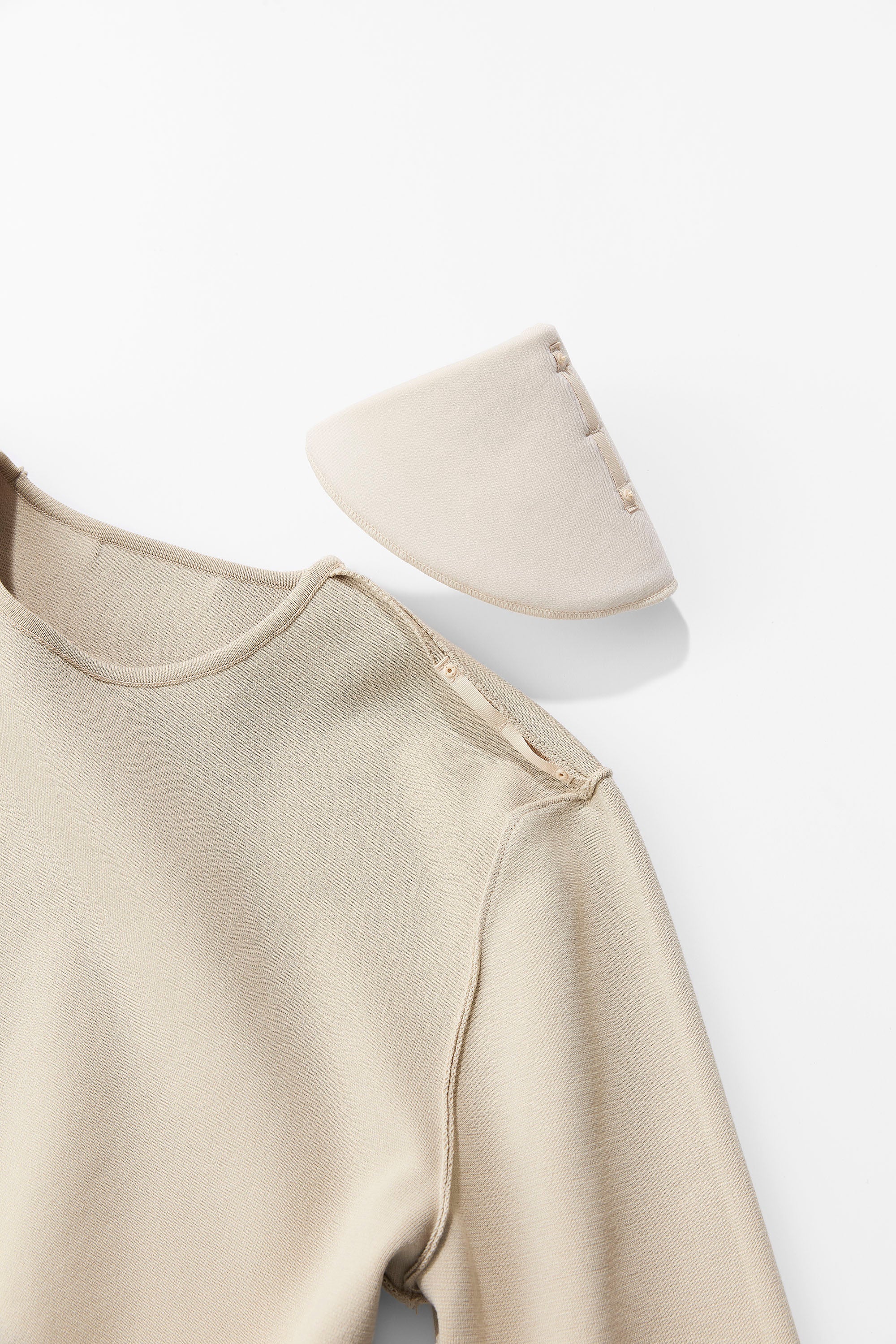 肩で魅せるニット