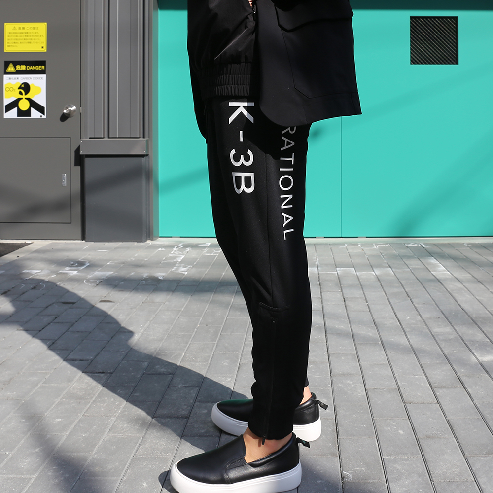 履くだけで都会的に見える「K-3B(ケースリービー)」のジョガーパンツ