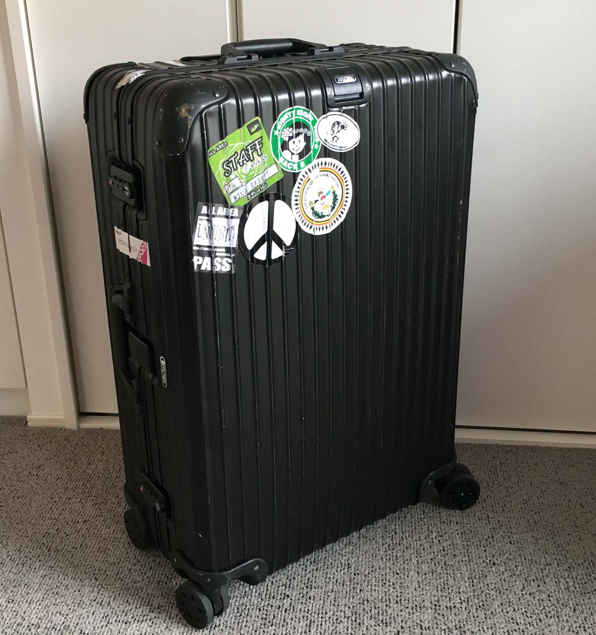 クールな艶消し黒塗装が魅力のRIMOWA TOPAS STEALTH(リモワ トパーズ