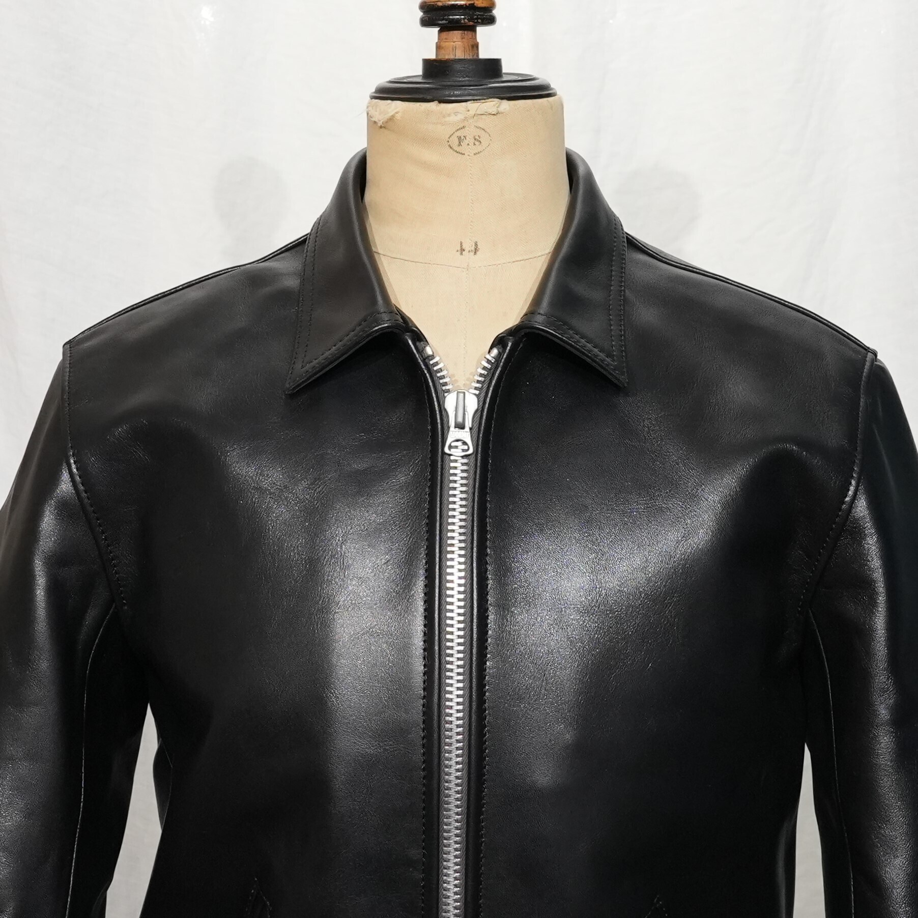 アディクト クローズ ホースハイド センタージップ ジャケット