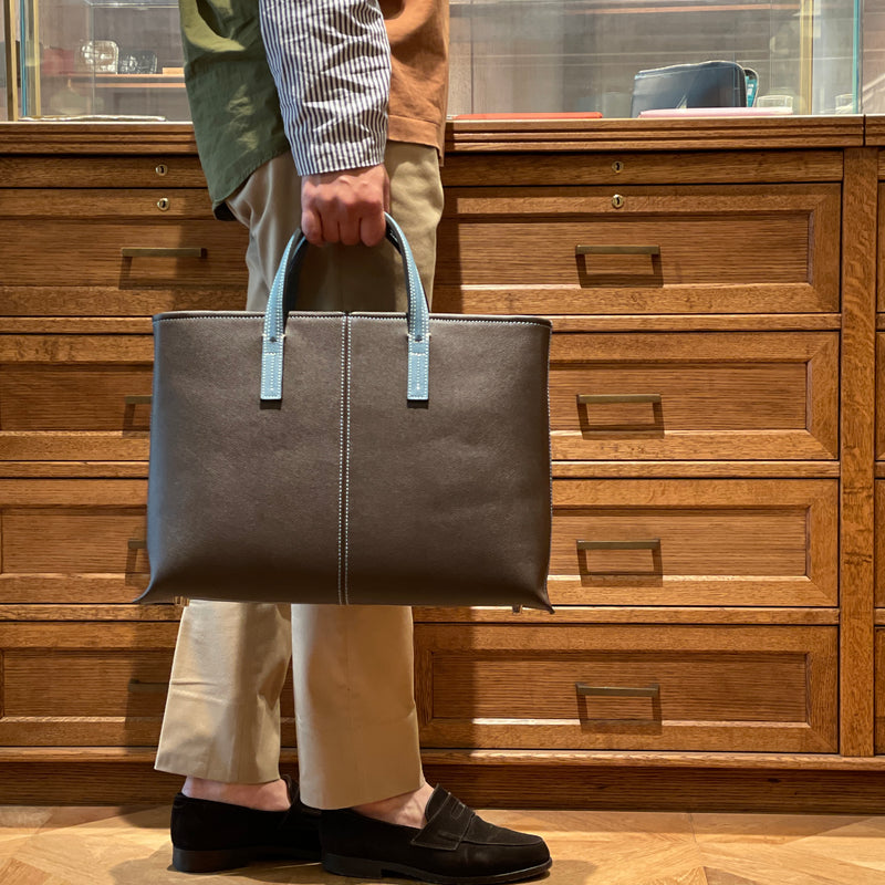 フレンチカーフ] ベルシー トートバッグcolor：ダークブラウン×アクア