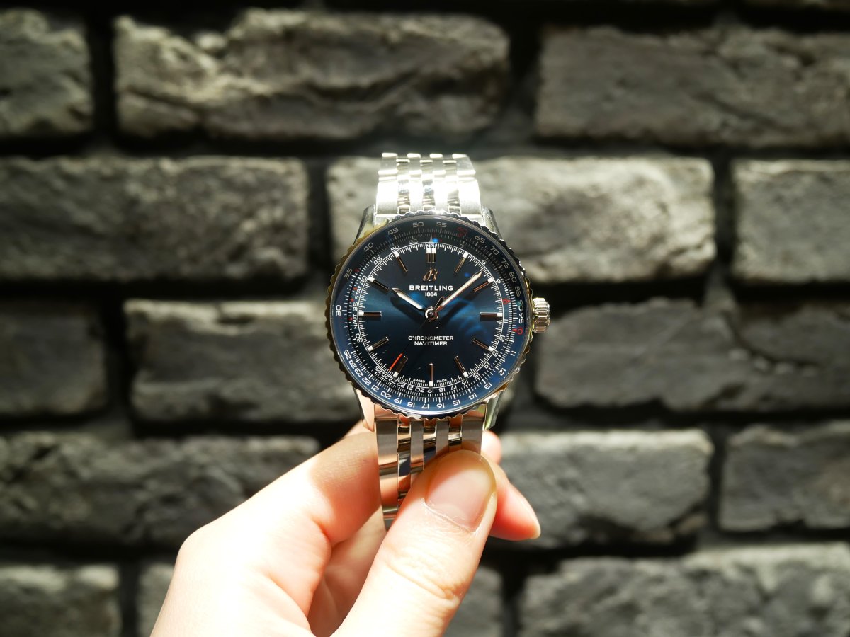 ビジネスシーンにも大活躍！？3針のナビタイマーをご紹介【ナビ