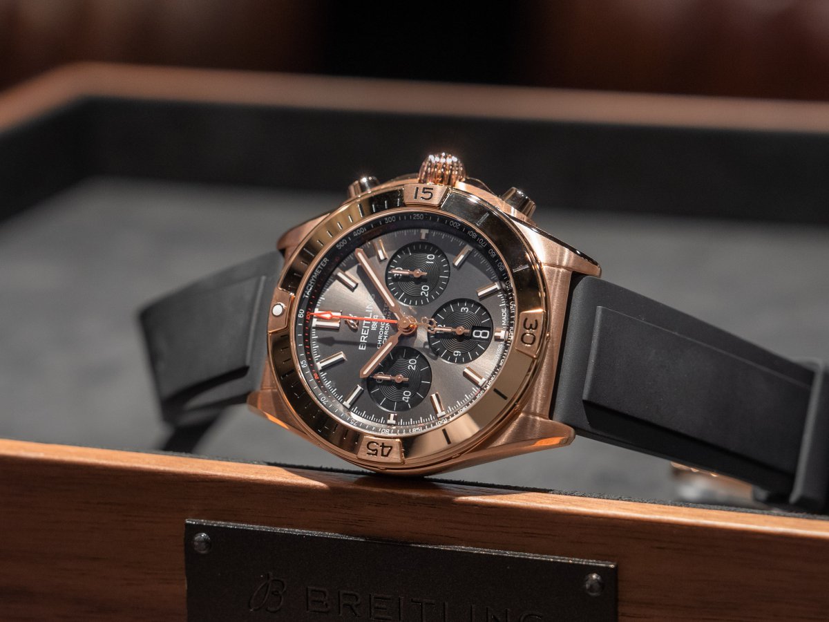 ブライトリングの魅力の1つ！数あるストラップの内1本をスタッフ使用の