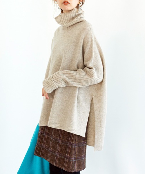 IENA（イエナ）の「ウールカシミヤ脇スリットタートルネックプル