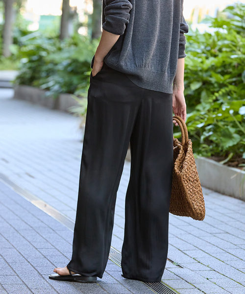 IENA（イエナ）の「リラックスサテンパンツ（その他パンツ）」 - WEAR