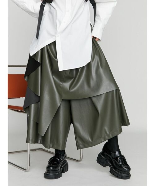 UN3D.（アンスリード）の「FAKE LEATHER ASYMME LAYERED PT / フェイク