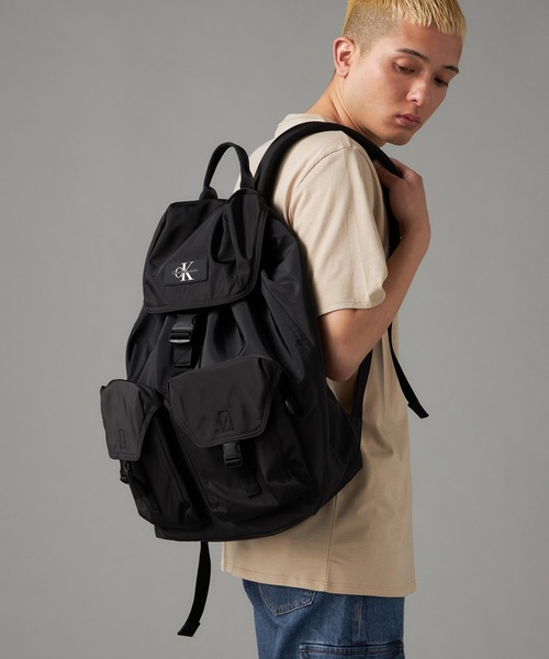 Calvin Klein（カルバン・クライン）の「2ポケット フラップ バック