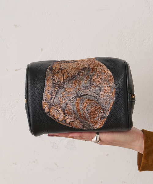 ear PAPILLONNER（イアパピヨネ）の「ねこ刺繍ボストンバッグ