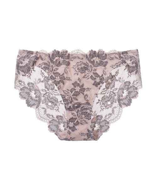 華やか総レースが柔らかくフィット。洋服にラインが響きにくい