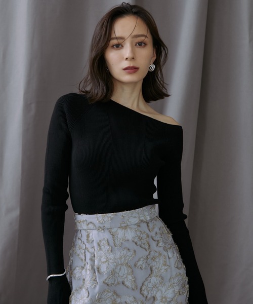 anuans（アニュアンス）の「アシメネックリブニットプルオーバー