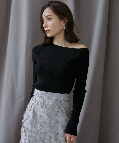 anuans（アニュアンス）の「アシメネックリブニットプルオーバー