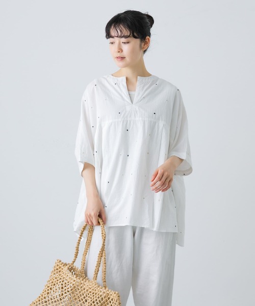 かぐれ（カグレ）の「ドット刺しゅうワイドプルオーバー（シャツ