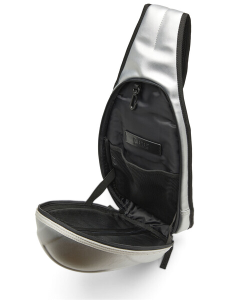 DIESEL（ディーゼル）の「メンズ メタリックフェイクレザー スリング