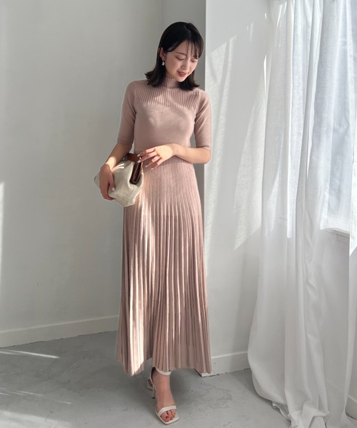 anuans（アニュアンス）の「ボトルネックシアーニットワンピース