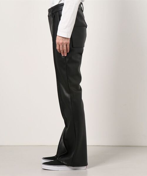 Juha（ユハ）の「JUHA SYNTHETIC LEATHER FLARE PANTS (10120802