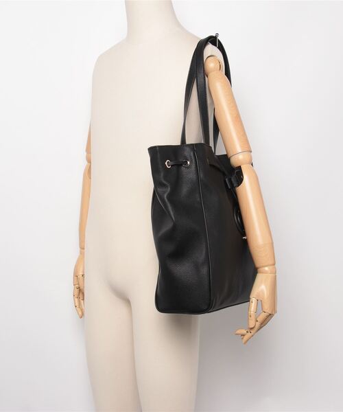 CALEBRA Drawstring Tote トートバッグ | GUESS(ゲス) JAPAN 公式