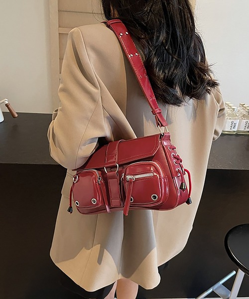 LA VORAGINE（ラ ヴォラジネ）の「フェイクレザー スクエアショルダー