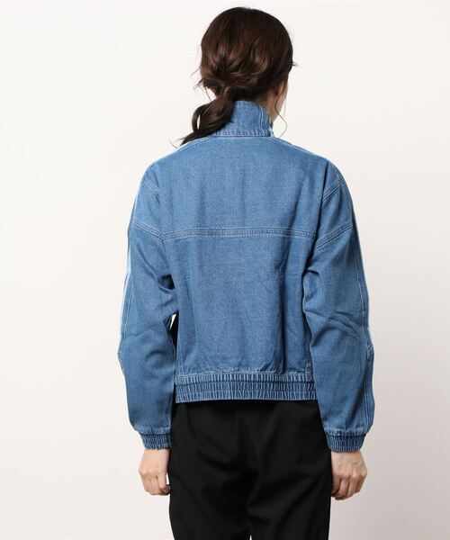 adidas（アディダス）の「アディカラー デニムクロップド トラック