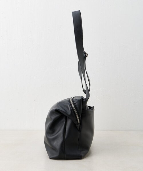 BEARDSLEY（ビアズリー）の「《本革》スクエアショルダーバッグ