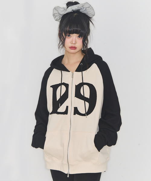 セール】129 ロゴパッチ フードジップアップ ブラッククリーム