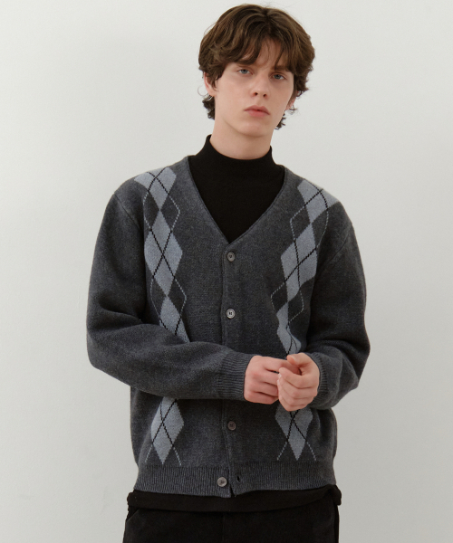 セール】クラシックアーガイルVネックニットカーディガン_CHARCOAL