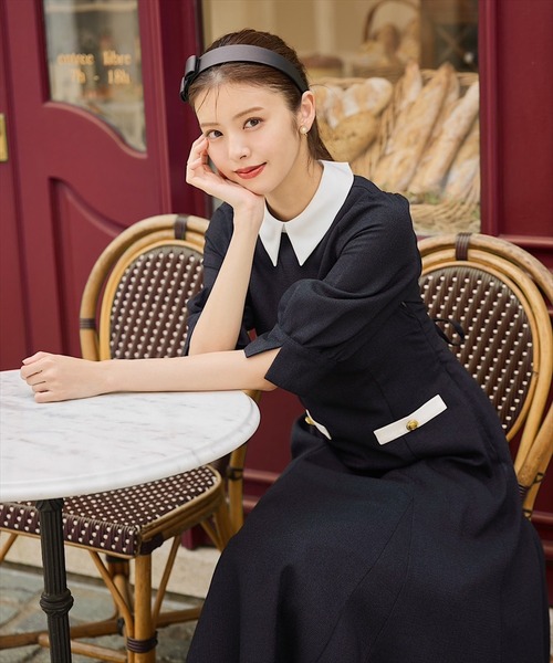 SWINGLE（スウィングル）の「バイカラー衿金ボタンデザインワンピース