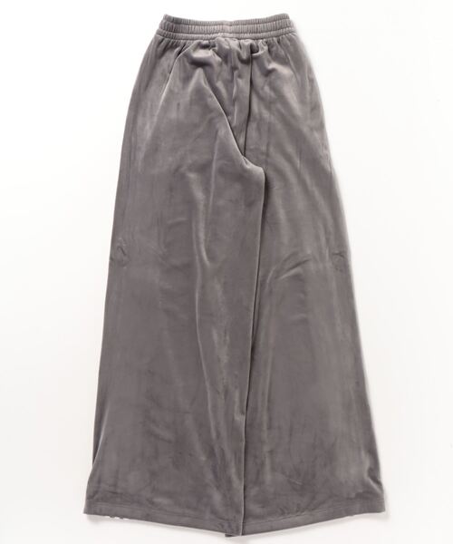 adidas（アディダス）の「ベルベット ルーズ トラックパンツ