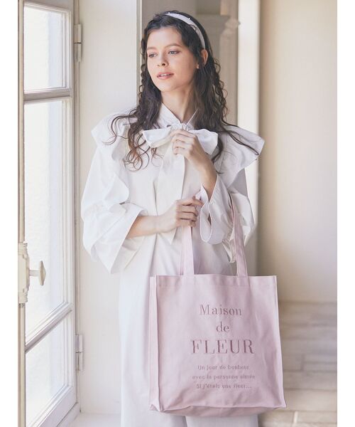 Maison de FLEUR（メゾンドフルール）の「ブランドロゴ刺繍スクエア