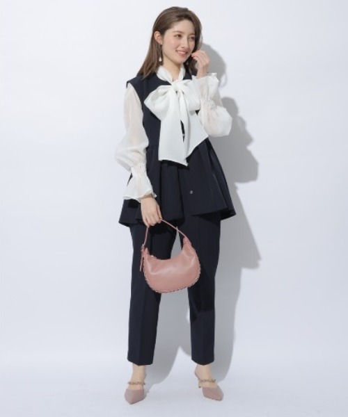 Apuweiser-riche（アプワイザーリッシェ）の「ペプラムジレ