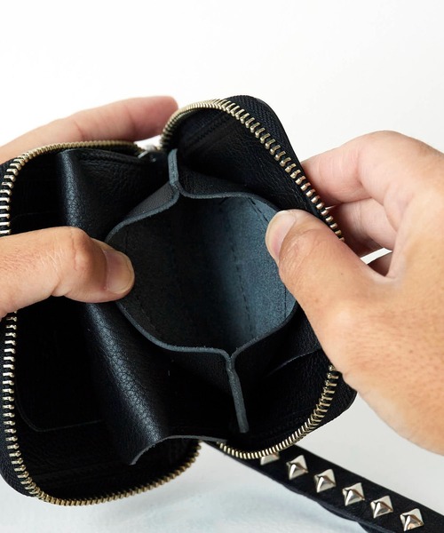 CALEE/キャリー PLANE LEATHER ZIP MULTI WALLET スタッズストラップ