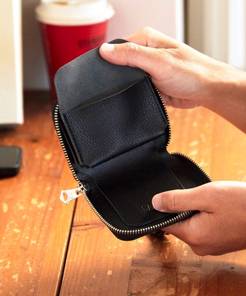 CALEE/キャリー PLANE LEATHER ZIP MULTI WALLET スタッズストラップ