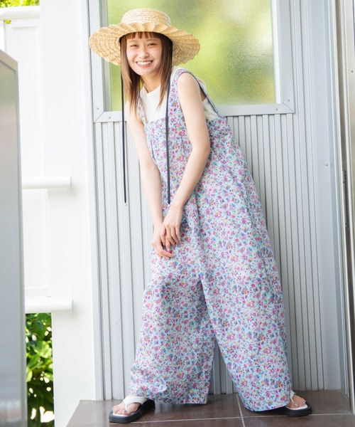 MERLOT（メルロー）の「オリジナルフラワープリントサロペット