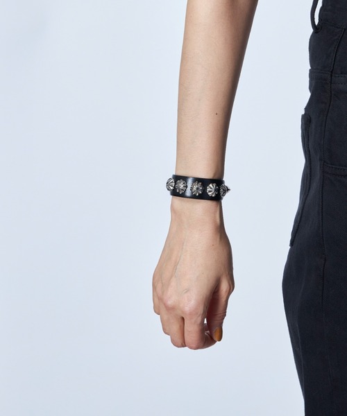 TOGA PULLA（トーガ プルラ）の「TOGA PULLA Concho leather bangle