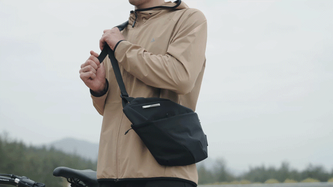 FINO V｜ジャケット下に隠れる薄さ＆想像を超える収納力！多機能