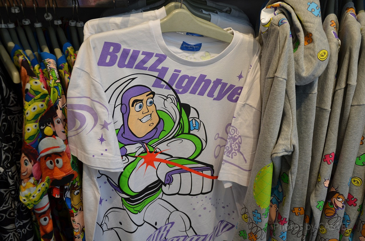 バズ・ライトイヤーのTシャツ| キャステル | CASTEL ディズニー情報