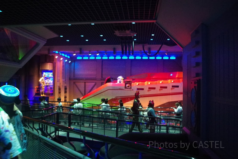 スターツアーズのQライン】スター・ウォーズの世界へ！スタンバイ列に