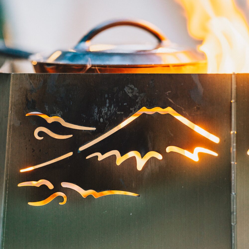 ユニフレーム40周年記念商品「40周年記念薪グリルⅡ 富士山ver