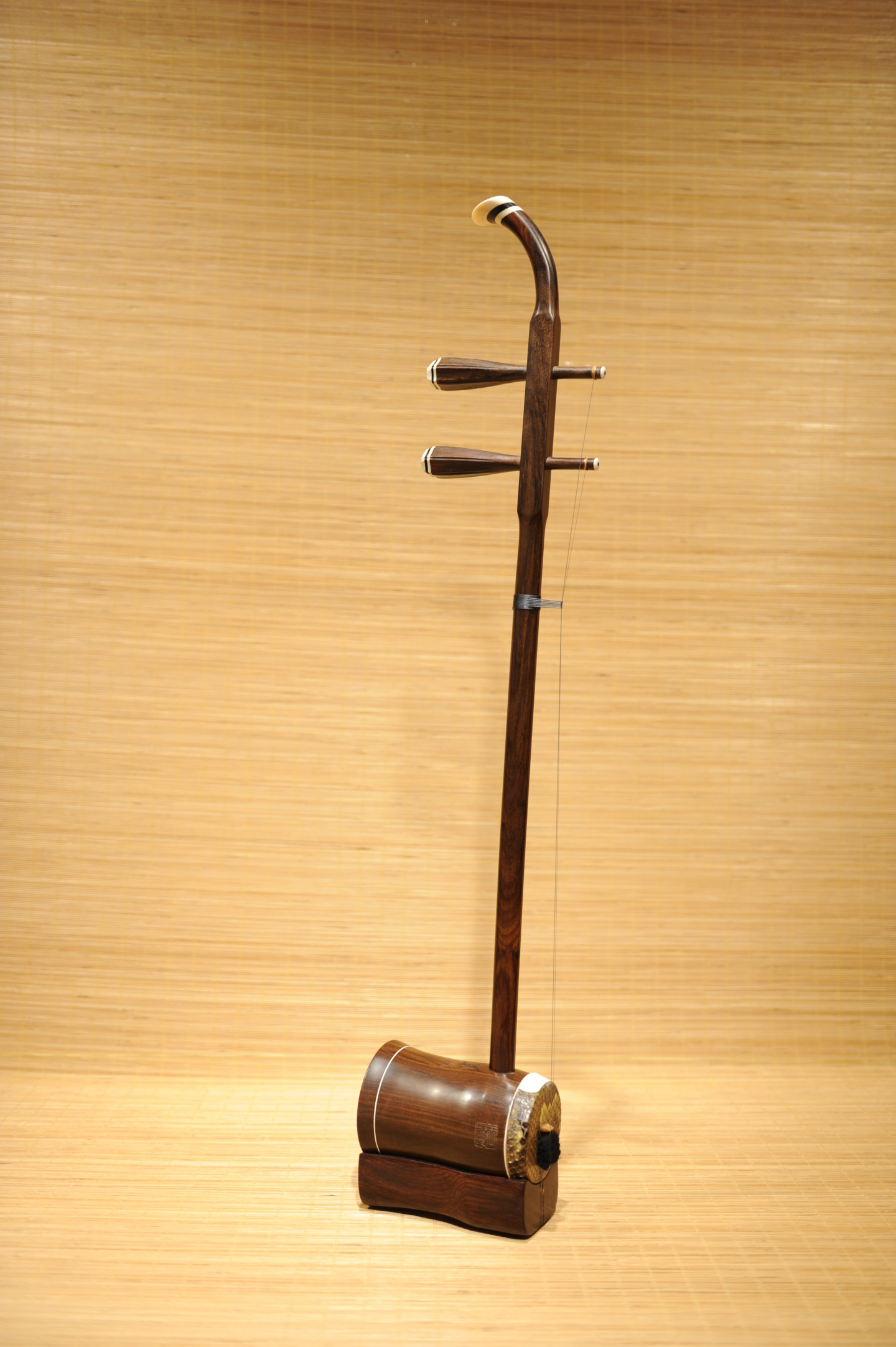 王根興老紅木高胡| 長安樂器