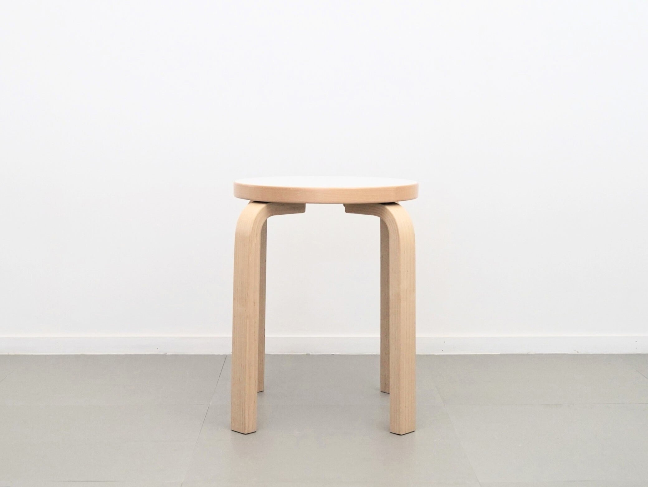 スツール E60 ホワイト ラミネート バーチ 4本脚 アルヴァ・アアルト