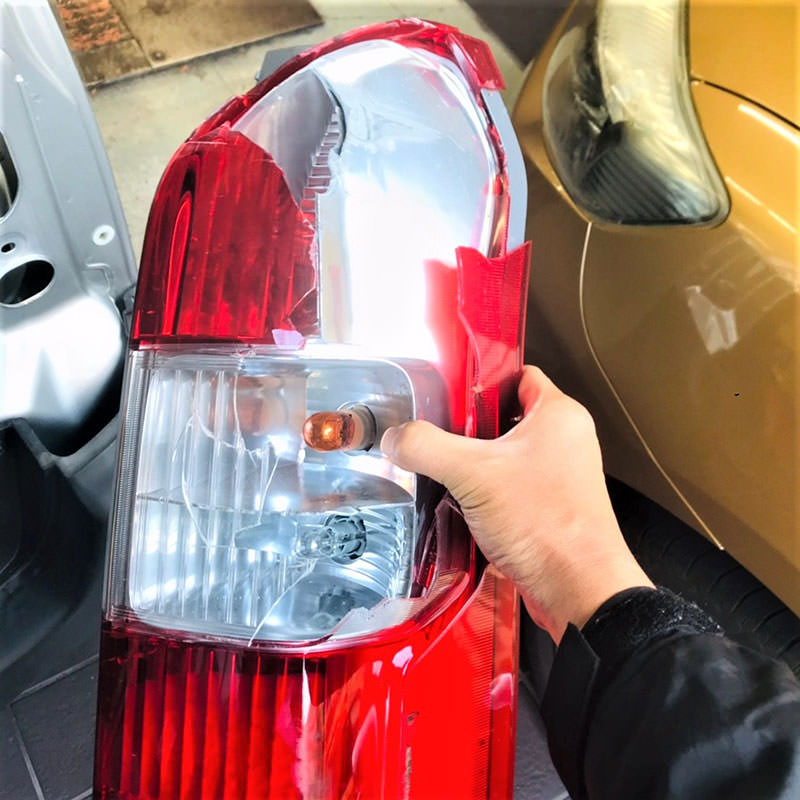 令和1年式 トヨタ プロボックス テールレンズ交換 | 「Car Repairs」