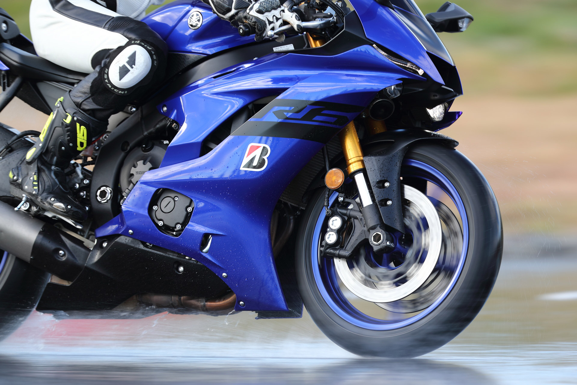 タイヤレビュー】2輪車用スポーツタイヤの新定義となるか