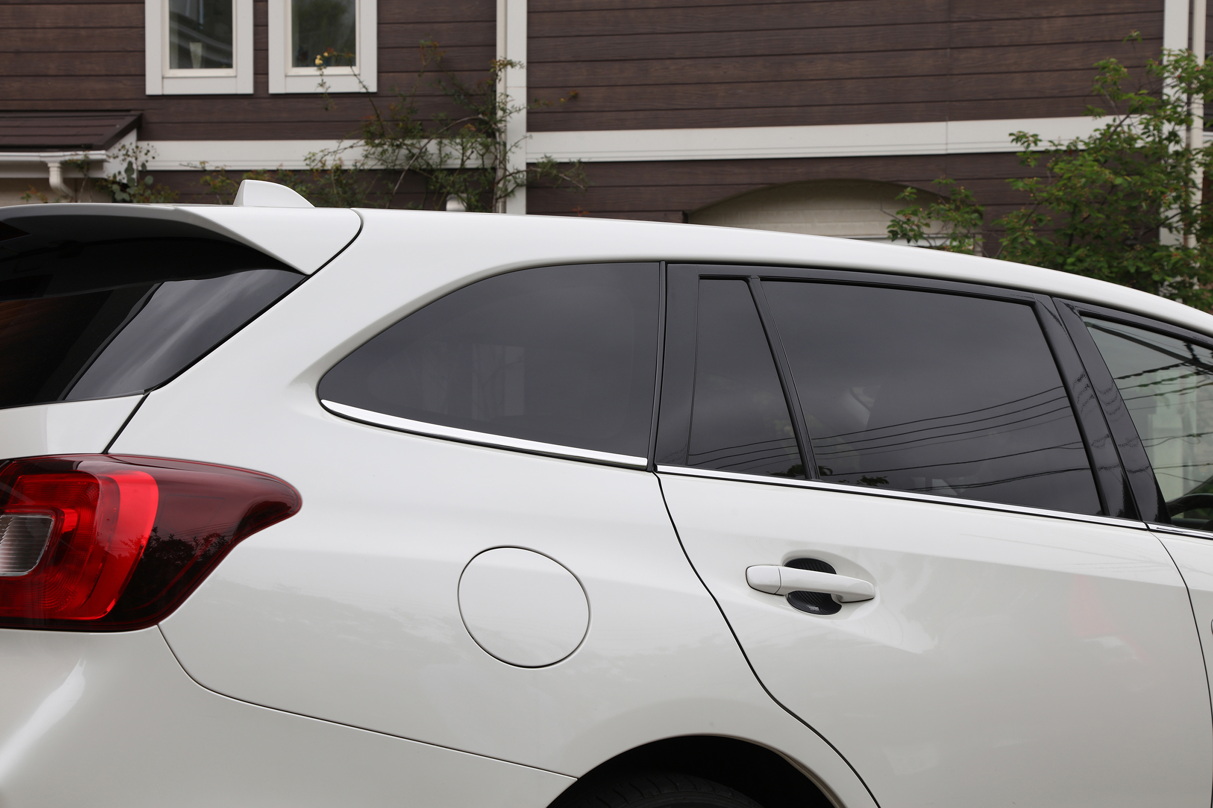 ストリート、スバル「レヴォーグ」のクォーター用「ウインドウモール