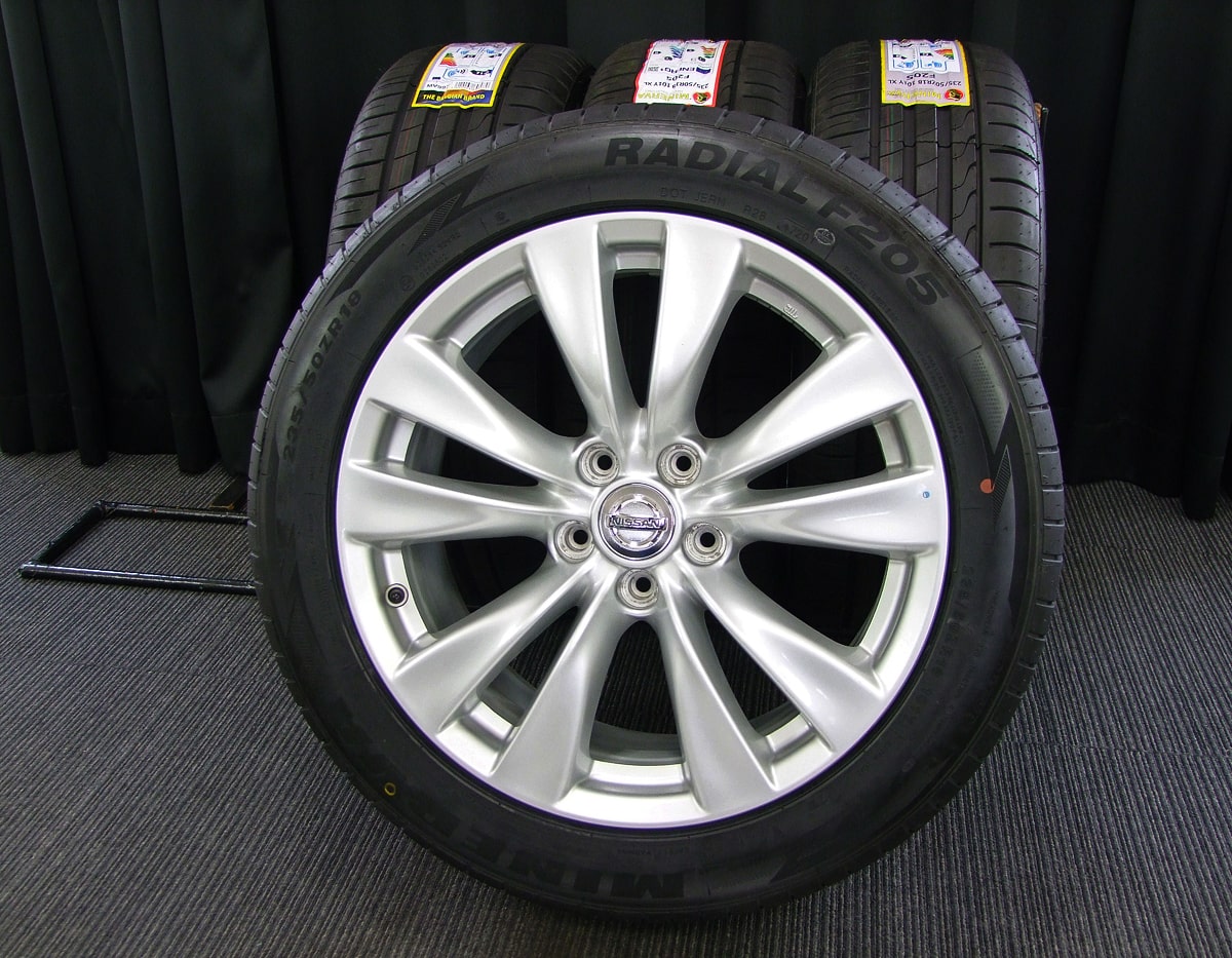 NISSAN (日産) FUGA (フーガ) 純正 18×8J(+43)PCD114.3-5H シルバー