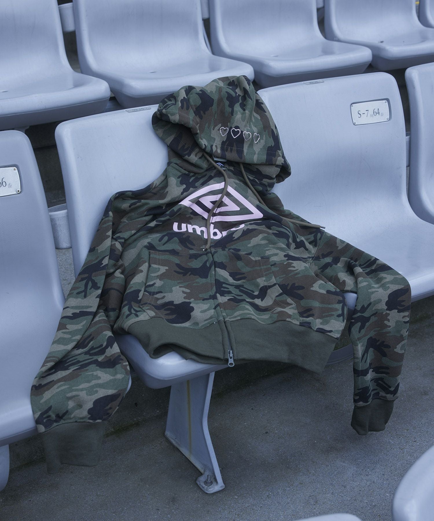 Casselini(キャセリーニ) 【UMBRO× Casselini】ロゴジップパーカー