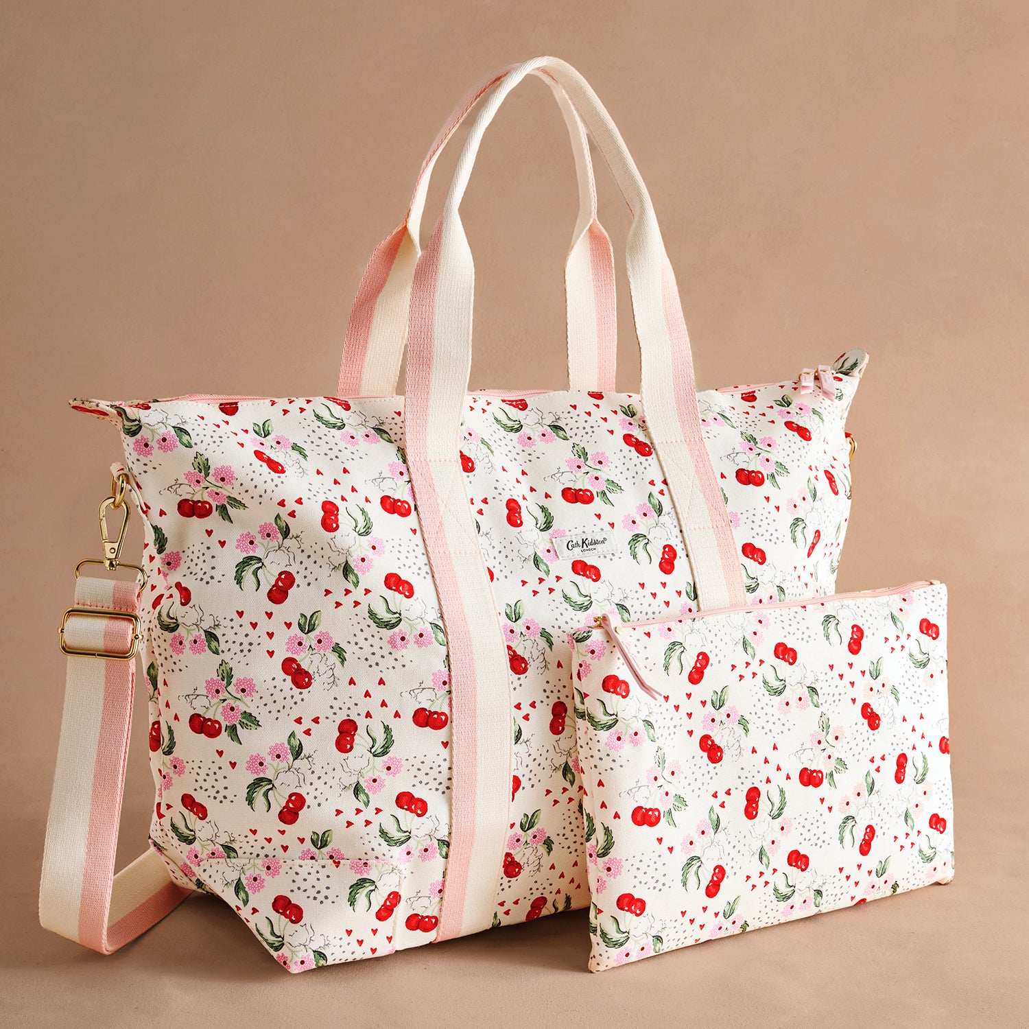 オーバーナイトバッグ Cherry Bunches | Cath Kidston 日本公式