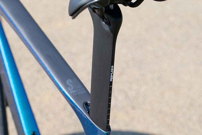 専用のSP20カーボンシートポストを採用。先代S5が翼断面だったのに対し