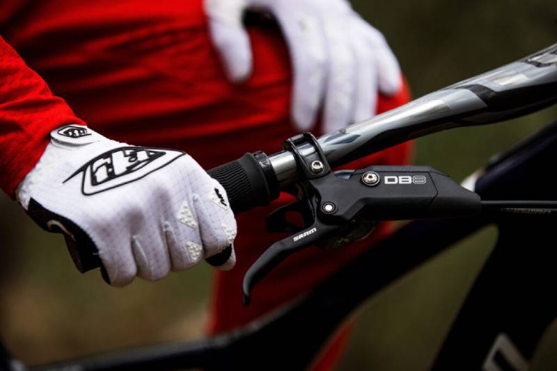 スラムからミネラルオイル採用のMTBブレーキ「DB8」登場｜サイクル